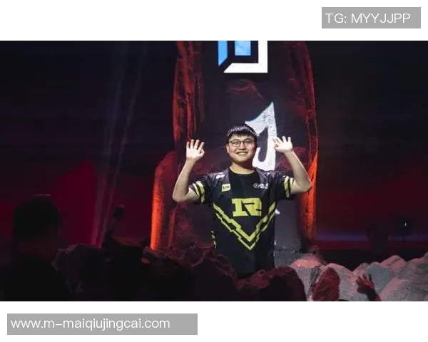 世界杯新闻和平精英热议FPX战队状态引发广泛讨论与争议分析 世界杯新闻和平精英热议FPX战队状态引发广泛讨论与争议分析